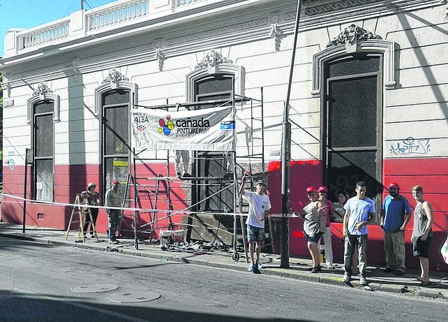 En acción. Los integrantes de Misión Eugenio aparecen en plena tarea en la esquina de San Juan y Entre Ríos.