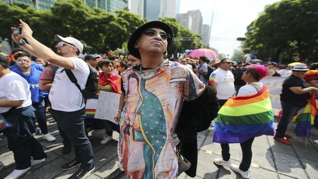 Un manifestante ostenta en su remera a la Virgen de Guadalupe en la soleada tarde de ayer.