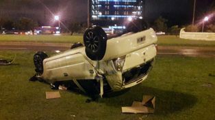 Espectacular vuelco de un auto en la ruta nº168 sin lesionados