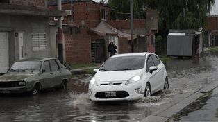 Parte del bulevar 27 de Febrero quedó anegado por la tormenta.