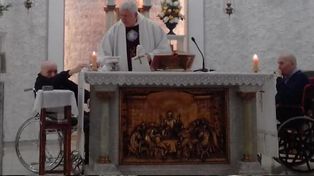Aparecieron imágenes del padre Ceschi celebrando misa