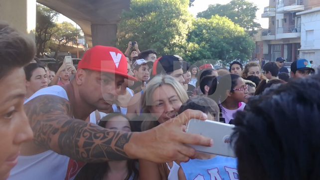 Después de pasar por la comisaría, el youtuber volvió para las selfies