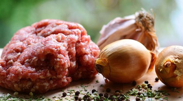 La bacteria Escherichia coli puede transmitirse por la ingesta de carne insuficientemente cocida (especialmente picada)