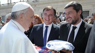 Dirigentes de San Lorenzo le regalaron una camiseta al Papa