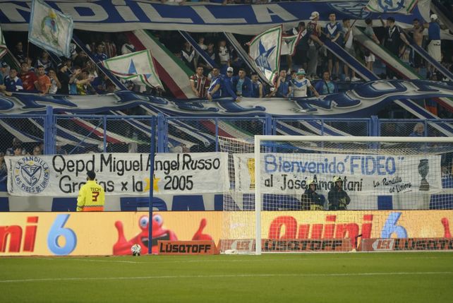 Muchas banderas en forma de homenaje hacia Russo en el José Amalfitani.