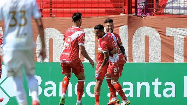 Colón en nada se pareció al campeón y cayó ante Argentinos