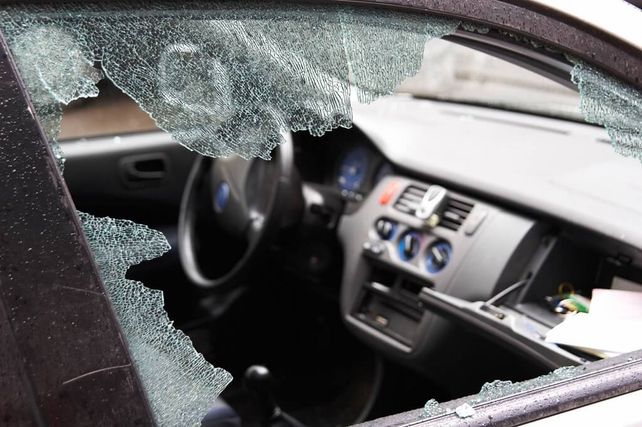 La ventanilla derecha estallada. Con ese atropello avanzan en general los delincuentes para robar las partes o el auto completo.&nbsp;
