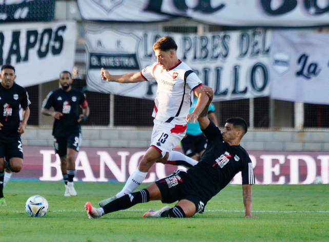 Newells y Deportivo Riestra ya juegan en el Guillermo Laza.