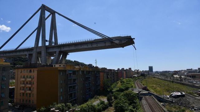 Tragedia en Génova. Unas 632 personas recibieron ayer la orden de desalojar las casas cercanas al puente.