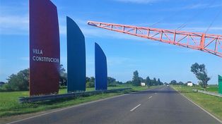 Berti destacó las mejoras en los espacios públicos y la oferta de actividades culturales en Villa Constitución. La creación de una playa pública y la organización de espectáculos y eventos.