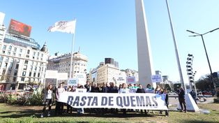 Los intendentes y presidentes de comunas de la región llevaron sus reclamos por los incendios en las islas al Obelisco.&nbsp;