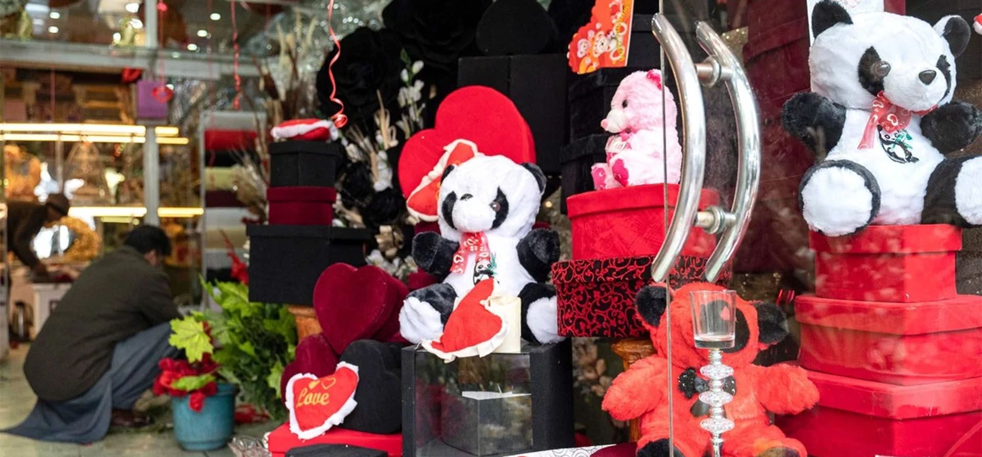 Un vendedor afgano arregla rosas en una tienda de regalos a lo largo de la calle de las flores con motivo del Día de San Valentín en la zona de Shar-e-Naw de Kabul el 14 de febrero de 2023. (Foto de Wakil KOHSAR / AFP)