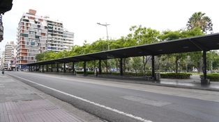Desolación. La miniterminal de ómnibus en plaza Sarmiento era un desierto por el paro de colectivos.