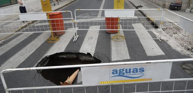 En pleno centro: se pinchó un caño, se derrumbó el asfalto y se hizo un gran pozo