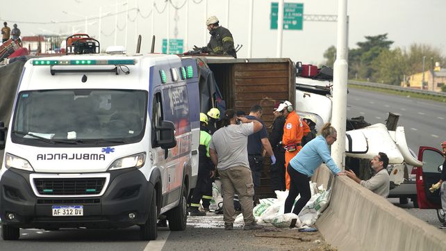 Bomberos trabajan en el rescate del camionero. El siniestro vial fue en Circunvalación y 27 de Febrero.&nbsp;