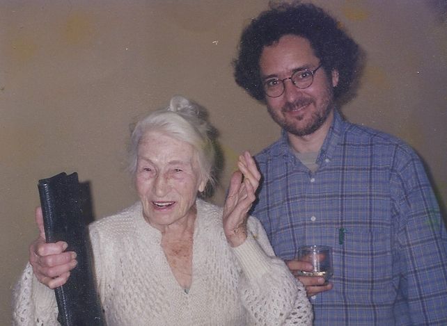 Mario Piazza en su juventud junto a la maestra Leticia Cossettini.