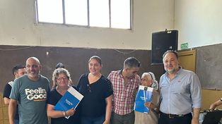 En conjunto. Los intendentes entregaron los títulos posesorios.
