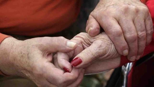 Los hombres que recibieron más cariño de chicos tienen matrimonios más largos