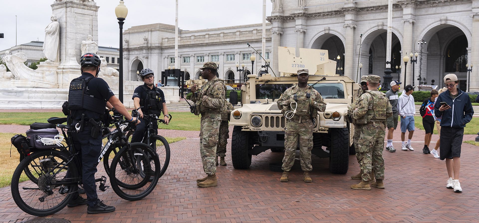 Oficiales de la Policía del Capitolio de EE. UU. en una patrulla en bicicleta conversan con miembros de la Guardia Nacional del Ejército del Distrito de Columbia junto a su vehículo militar Humvee, frente a la Estación Union, cerca del Capitolio de EE. UU. en Washington, el martes 19 de agosto de 2025. (Foto AP/Manuel Balce Ceneta) Oficiales de la Policía del Capitolio de EE. UU. en una patrulla en bicicleta conversan con miembros de la Guardia Nacional del Ejército del Distrito de Columbia junto a su vehículo militar Humvee, frente a la Estación Union, cerca del Capitolio de EE. UU. en Washington, el martes 19 de agosto de 2025. (Foto AP/Manuel Balce Ceneta)