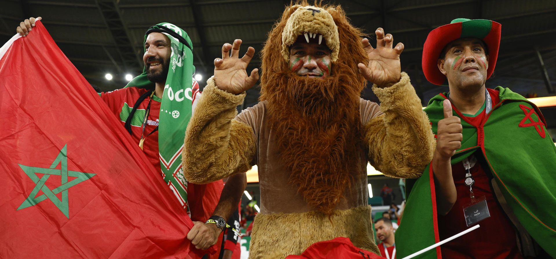 Aficionados de Marruecos asisten al partido de los octavos de final del Mundial de Fútbol Qatar 2022 entre Marruecos y España en el estadio Ciudad de la Educación en Rayán (Catar). EFE/ Rodrigo Jiménez