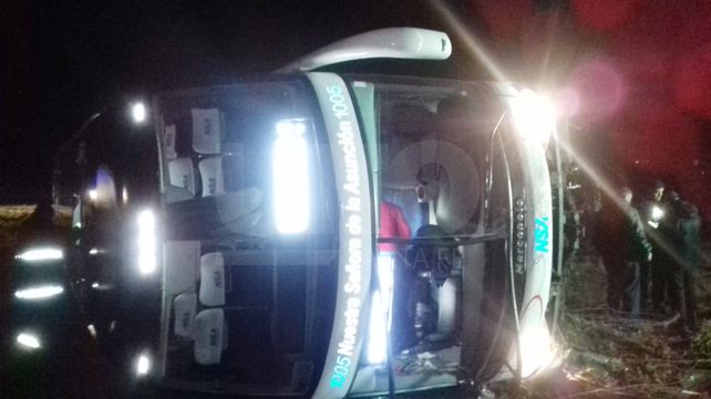 Volcó un colectivo en San Justo, una mujer falleció y 49 personas resultaron heridas
