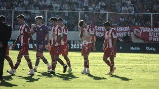 Unión perdió con Sarmiento en Santa Fe, se hunde aún más en el descenso y su gente volvió explotar de furia