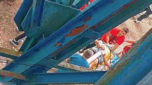 Un hincha de Gimnasia cayó desde la tribuna sufriendo heridas graves.