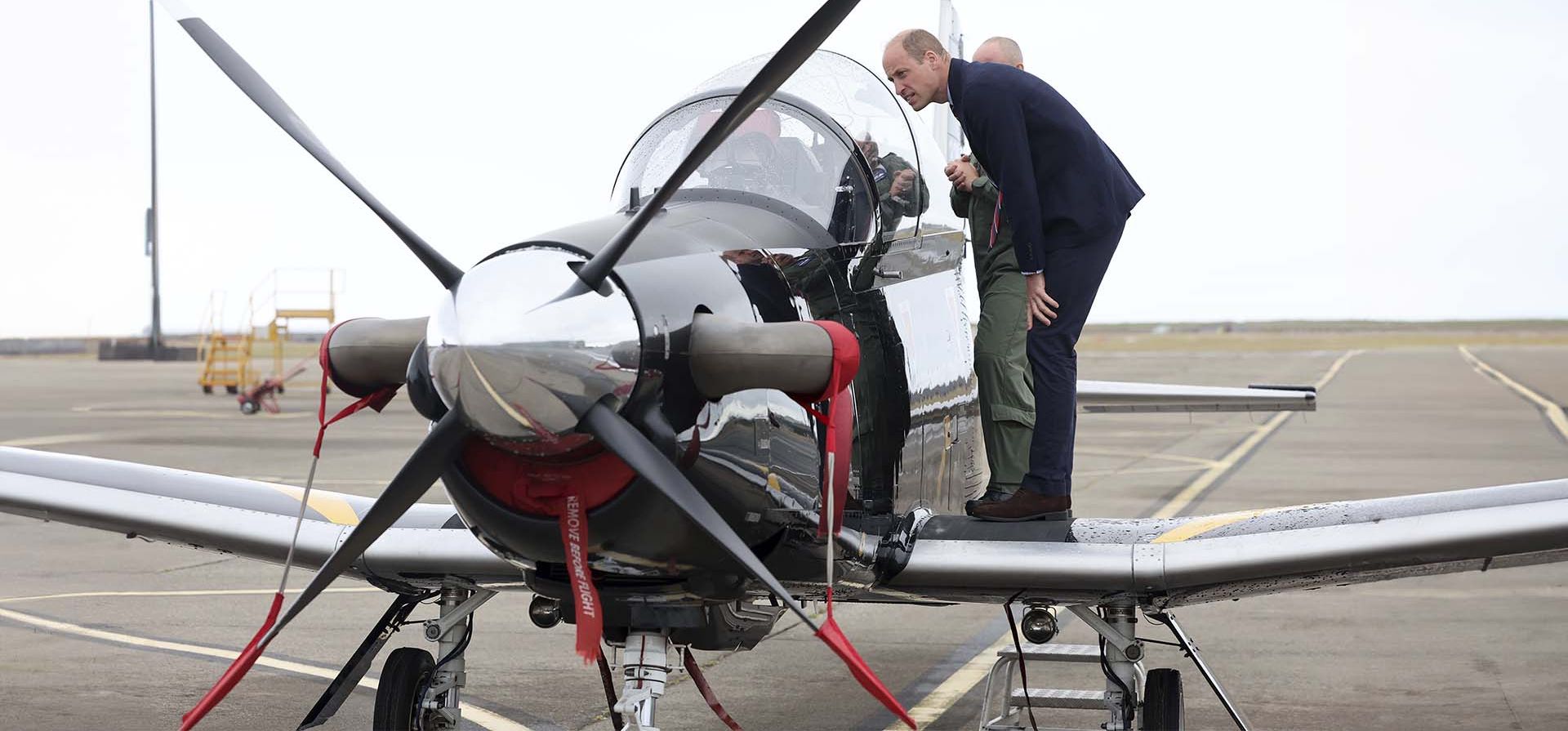 El Príncipe Guillermo, Príncipe de Gales de Gran Bretaña, recibe una introducción a un avión de entrenamiento Short Tucano de la RAF durante una visita oficial a RAF Valley, en Holyhead, Gales, el martes 9 de julio de 2024. (Chris Jackson/PA vía AP) El Príncipe Guillermo, Príncipe de Gales de Gran Bretaña, recibe una introducción a un avión de entrenamiento Short Tucano de la RAF durante una visita oficial a RAF Valley, en Holyhead, Gales, el martes 9 de julio de 2024. (Chris Jackson/PA vía AP)