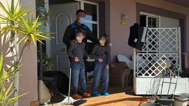 Detuvieron a padres que sometían a sus hijos de 8 y 10 años a vivir con barbijos