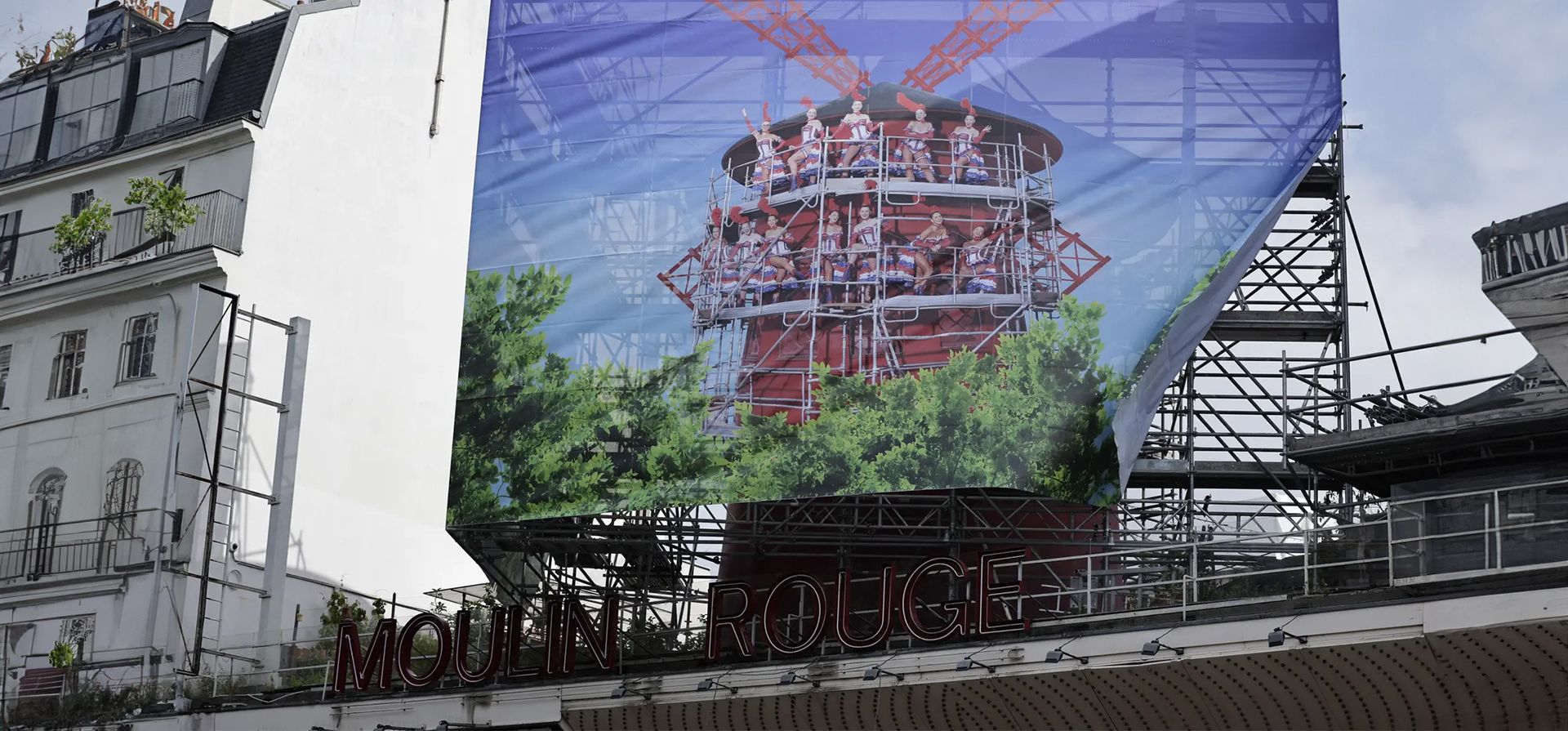 Una lona cubre el molino de viento del Moulin Rouge para su renovación después de su colapso en abril, París, Francia. Fotografía: Stéphane de Sakutin/AFP/Getty Images Una lona cubre el molino de viento del Moulin Rouge para su renovación después de su colapso en abril, París, Francia. Fotografía: Stéphane de Sakutin/AFP/Getty Images