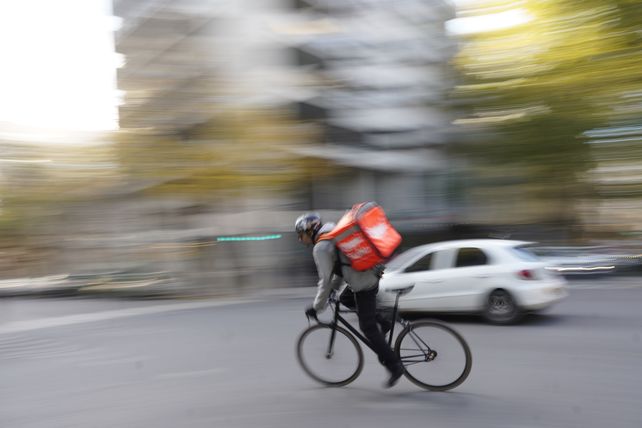 Tiempos difíciles: el servicio de delivery copa a toda hora las calles de Rosario