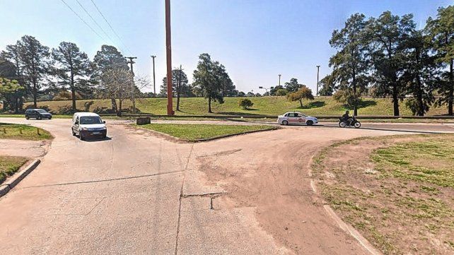 ¿Se puede clausurar el tránsito en la rotonda de Varadero Sarsotti como se hizo en 2008 en la Ruta nacional 168 a la altura de la Fuente de la Cordialidad? Foto: Google Street View.