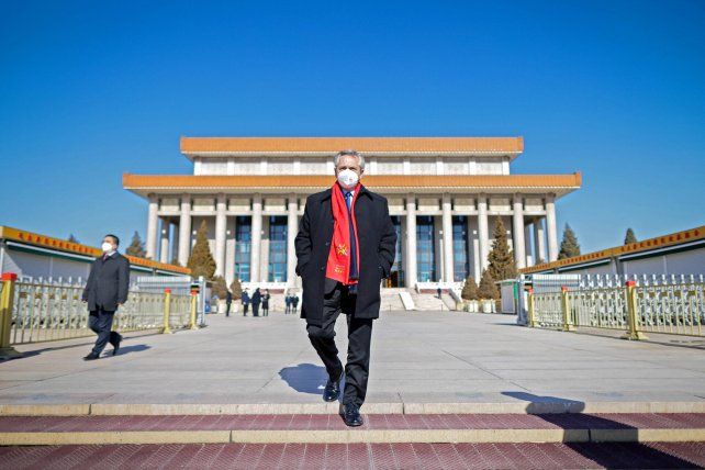 Alberto Fernández bajando escaleras del Gran Palacio del Pueblo en Beijing.