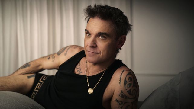 Un Robbie Williams de entrecasa comenta y analiza los peores demonios de su pasado.&nbsp;