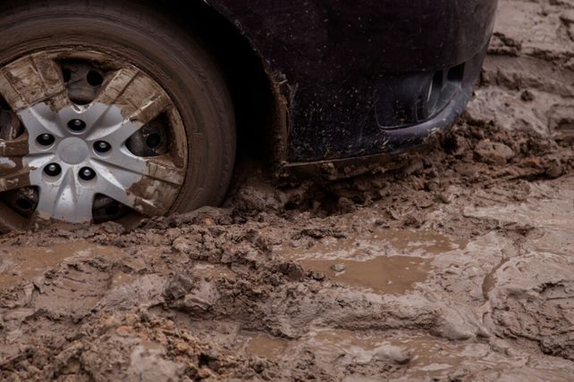 Cuando el auto queda atascado en el barro