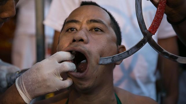 Las postales del extraño festival vegetariano tailandés