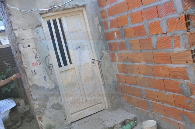 Ataque. Cuando la mujer llegó de la iglesia encontró al hombre dentro de la casa. Poco después la sacó arrastrando por la puerta y la apuñaló afuera.