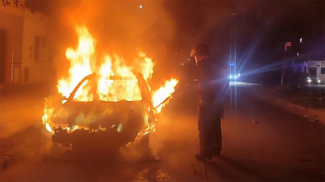 El automóvil incendiado en Provincias Unidas al 4000. El siniestro sucedió este jueves a la madrugada