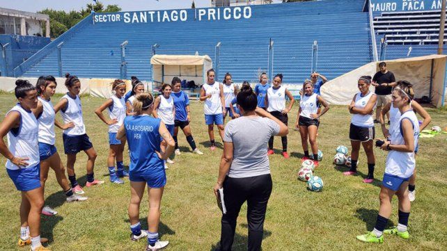 El plantel de fútbol femenino del club Argentino de Rosario publicó una carta en sus redes sociales para anunciar su renuncia a la representación de la institución. El equipo se encontraba en búsqueda del ascenso de la primera B nacional de la Asociación de Fútbol Argentino.