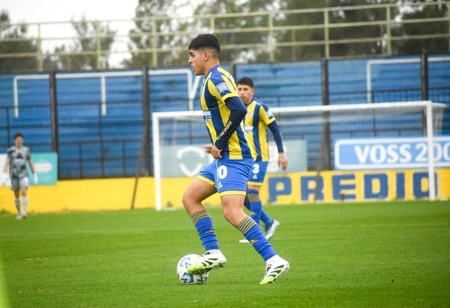 Santiago Segovia volvió a ser titular, pero un golpe lo sacó rápido de la cancha. Una baja importante para Central.