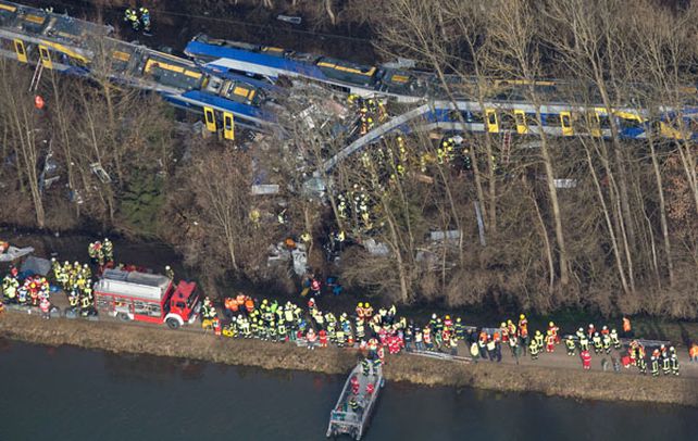 De frente. El siniestro ocurrió en un bosque al lado del río Mangfall. Debido a la fecha de Carnaval no viajaban estudiantes sino el saldo hubiese resultado peor.