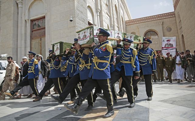 Guardias de honor llevan ataúdes de los combatientes rebeldes hutíes que murieron en los recientes enfrentamientos con las fuerzas del gobierno de Yemen