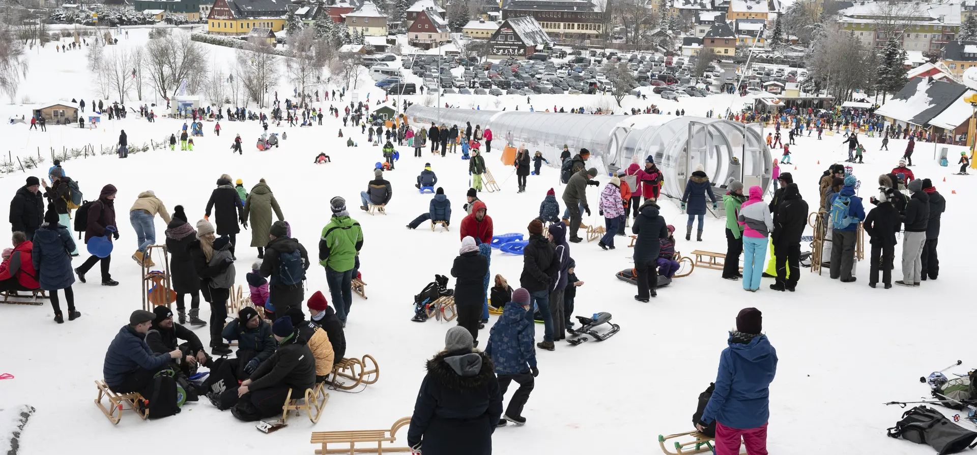 Una multitud se dió cita en una pista de trineo después de intensas nevadas en Altenberg, Alemania.