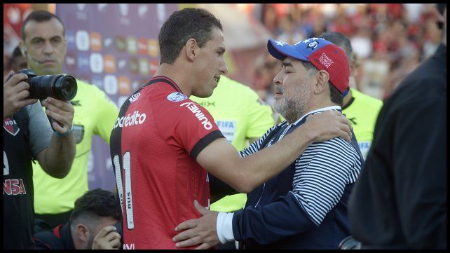 29/10/2019. Diego Armando Maradona se abraza con Maxi Rodríguez en el homenaje que Newell's le hizo al 10. Foto: Celina Mutti Lovera