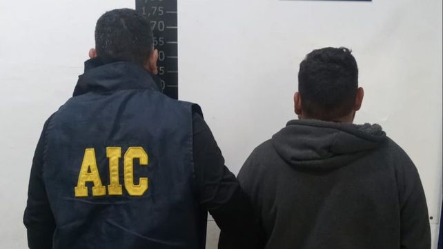 El acusado de integrar la banda que cometió un violento asalto en Coronel Bogado fue detenido en Rosario por la AIC.