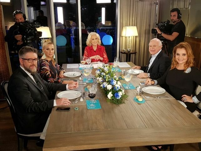 ¿mesaza? Los invitados al restó de Puerto Norte junto a la diva Legrand.