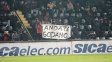 Los hinchas de Colón se expresaron con banderas en contra de los jugadores