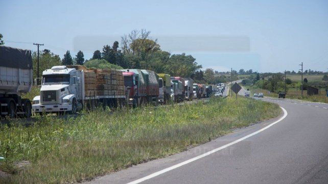 Transportistas evalúan cortar los puentes a Uruguay