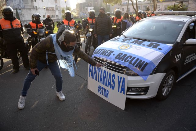 En las calles con autos oficiales. Los municipales reclaman una recomposici&oacute;n salarial.