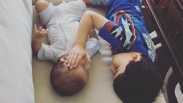 William consuela a su hermanito Thomas 